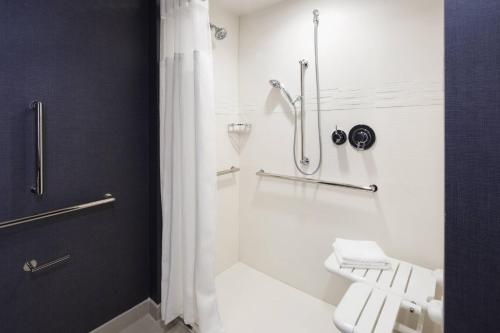 诺克斯维尔Residence Inn by Marriott Knoxville Downtown的带淋浴和卫生间的白色浴室