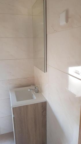 贝尔蒙特Isabel de Gouveia的白色的浴室设有水槽和镜子