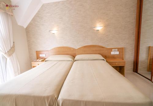 阿兰扎达Hotel Piñeiro 2 Estrellas Superior的一间卧室配有一张大床和两个枕头
