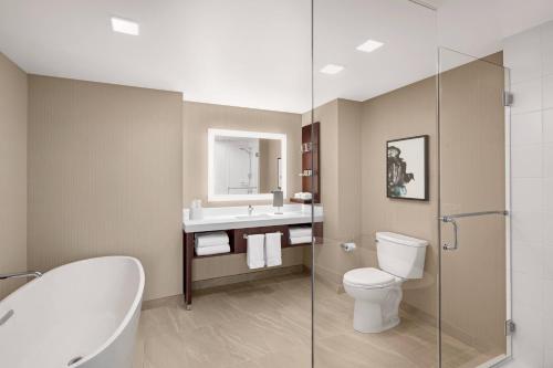 桑德贝Delta Hotels by Marriott Thunder Bay的浴室配有卫生间、盥洗盆和淋浴。