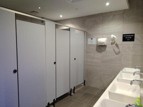 哥打京那巴鲁Sovotel @ Napzone KKIA的浴室设有2个水槽和2个卫生间