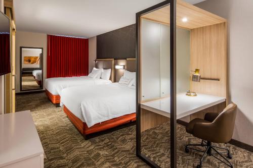 钱伯斯堡SpringHill Suites by Marriott Chambersburg的酒店客房配有两张床和一张书桌