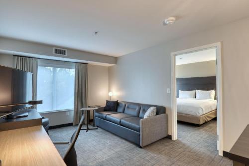 林肯Residence Inn by Marriott Providence Lincoln的酒店客房设有一张沙发和一张床
