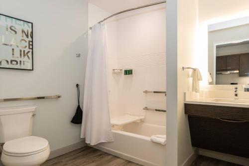 圣露西港TownePlace Suites Port St. Lucie I-95的浴室配有卫生间、盥洗盆和浴缸。