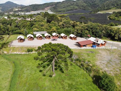邦雷蒂鲁Pousada Caminhos da Serra的山丘上度假村的空中景观