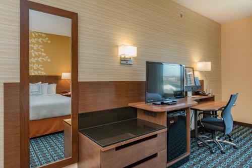 埃尔克哈特埃尔克哈特万豪费尔菲尔德酒店&套房的酒店客房配有一张书桌、一台电视和一张床