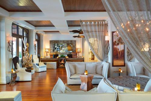 奥兰多Celebration Hotel的客厅配有白色的沙发和桌子