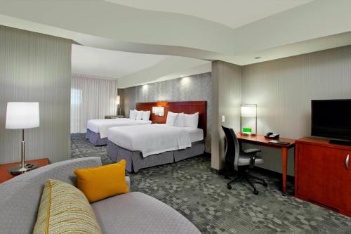 维多利亚维多利亚万怡酒店的一间酒店客房,设有两张床和电视