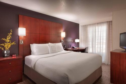 桑迪盐湖城桑迪公寓的一间卧室配有一张大床和电视