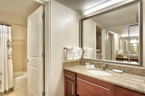 桑迪盐湖城桑迪公寓的一间带水槽和镜子的浴室