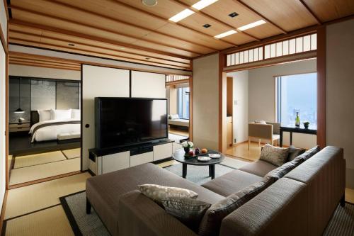 东京东京丽思卡尔顿酒店的带沙发和平面电视的客厅