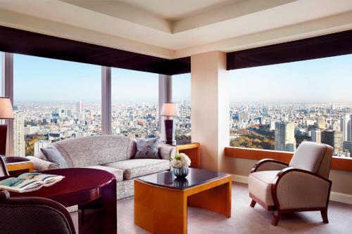 东京东京丽思卡尔顿酒店的一间享有城市美景的客厅