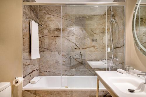 圣克鲁斯-德特内里费AC Hotel by Marriott Tenerife的带淋浴、浴缸和盥洗盆的浴室