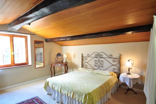 马萨马里蒂马哥里贝托农家乐的一间卧室设有一张床和木制天花板