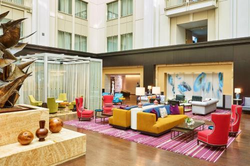 波特兰波特兰奈士豪华精选酒店的大堂,在大楼里摆放着五颜六色的椅子和沙发