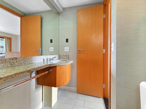 圣保罗Hotel Corporativo na Faria Lima的一间带水槽和大镜子的浴室