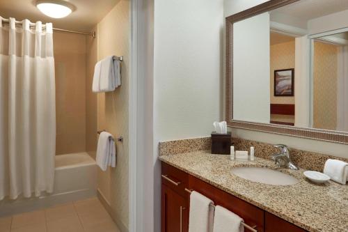 格雷文赫斯特格雷文赫思特穆苏科卡码头万豪residence inn酒店的浴室配有盥洗盆、镜子和浴缸