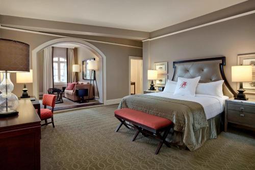 圣安德鲁斯圣安德鲁斯阿冈昆海滨度假酒店，奥图格拉菲系列的一间带大床的卧室和一间客厅