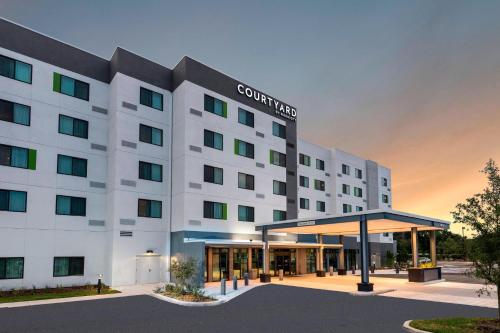 坦帕Courtyard by Marriott Tampa Northwest/Veterans Expressway的酒店前方的 ⁇ 染