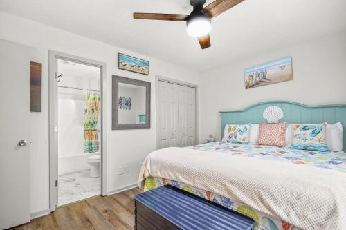 利特尔里弗Lil River Paradise的一间卧室配有一张床和吊扇