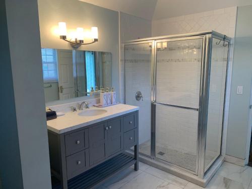 Mount PleasantBeach Walk Cottage的带淋浴、盥洗盆和镜子的浴室