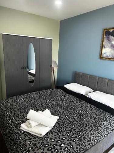 班德尔马Exclusive Bungalow by the Sea的一间卧室配有一张床,上面有两条毛巾
