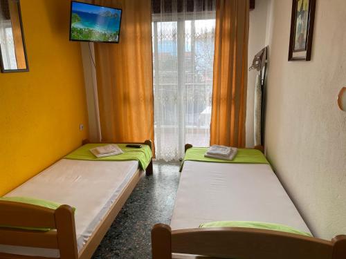 艾斯普罗瓦塔KLetnikovi的配有电视和窗户的客房内的两张床