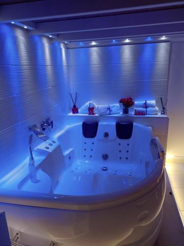 那不勒斯B&B Maryflower的浴室配有蓝色照明的浴缸
