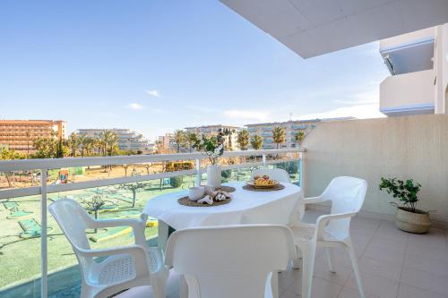 拉皮内达Alea Rentals - Los Juncos的阳台配有白色桌子和白色椅子