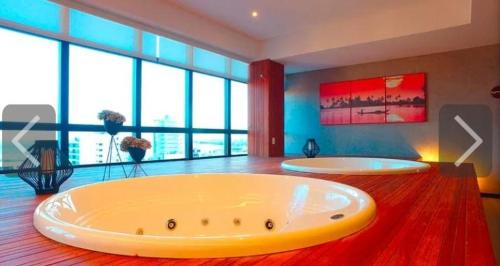 马塞约Apto TIME - vista mar em Ponta Verde Maceio的带大窗户的客房内设有一个大浴缸