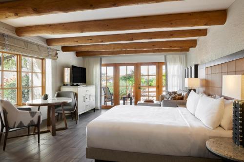 斯科茨JW万豪斯科特斯德驼峰山度假酒店的一间带大床的卧室和一间客厅