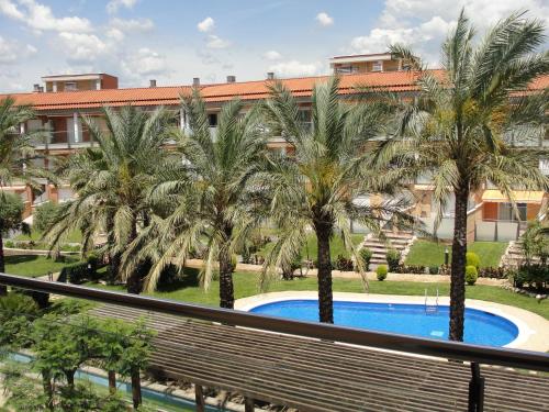 坎布里尔斯Acogedor apartamento con piscina en Vilafortuny, Cambrils的设有一个游泳池的度假村阳台,享有风景