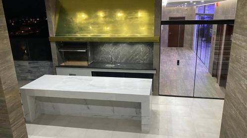 圣克鲁斯Brickell - APARMENT 3G amplio y elegante的一间厨房,在房间内配有白色的柜台