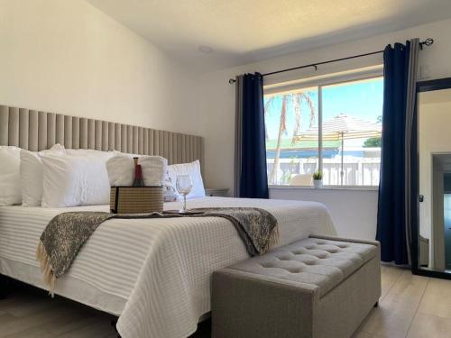 迈阿密Dream House 4B/2B King Bed Miami Springs, FL的一间卧室设有一张大床和一个窗户。