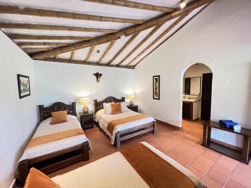 蒙特内哥罗Hotel Campestre Montecarlo的一间卧室,配有两张床