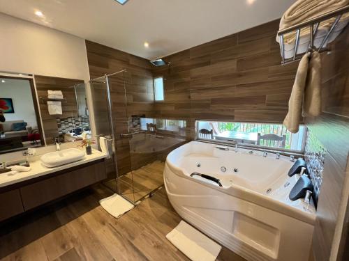 蒙特内哥罗Hotel Campestre Montecarlo的带浴缸和盥洗盆的大浴室