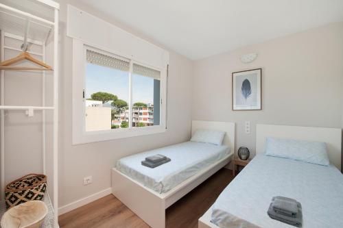 巴塞罗那Casa Natura Gava Beach的一间卧室设有两张床和窗户。