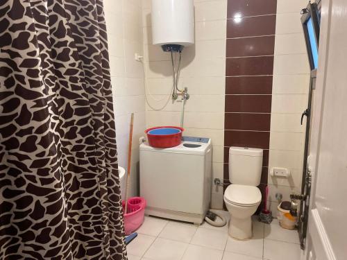 艾因苏赫纳Marsilia blue bay的一间带卫生间和淋浴帘的浴室