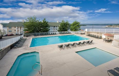 欧塞奇比奇奥沙克湖世誉酒店的建筑物屋顶上的游泳池