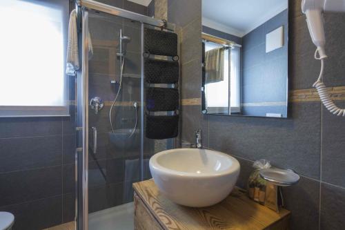 阿拉巴阿斯彭公寓酒店的一间带水槽和玻璃淋浴的浴室