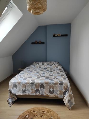 沙托鲁La Petite Chaume的一间卧室设有一张床和蓝色的墙壁