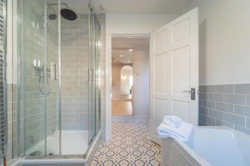 切斯特Southview Stays - Three bedroom House的带淋浴、浴缸和盥洗盆的浴室