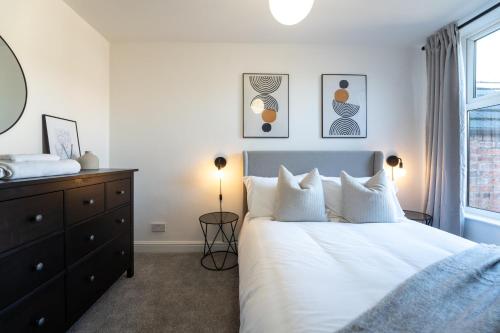 切斯特Southview Stays - Three bedroom House的卧室配有白色的床和窗户。