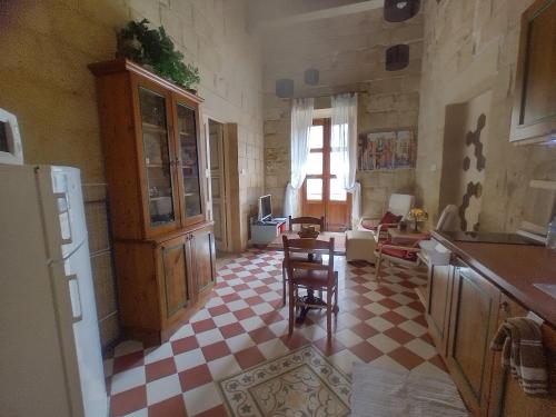 拉巴特Villa Vittoria的铺有红色和白色格子地板的厨房