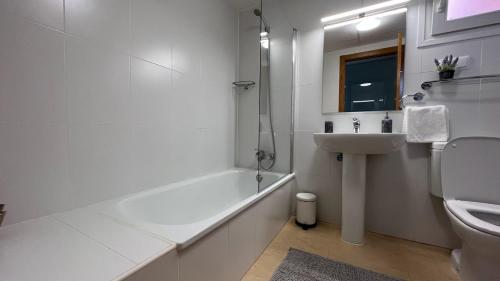 托雷帕切科Apartment in Mar Menor Golf Resort的带浴缸、盥洗盆和卫生间的浴室