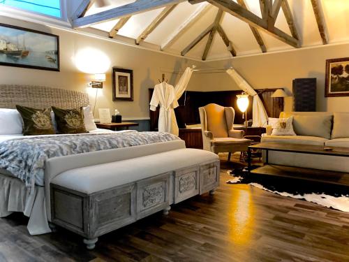 加尔维斯敦Coppersmith Inn Bed And Breakfast的一间卧室配有一张床、一张沙发和一台钢琴