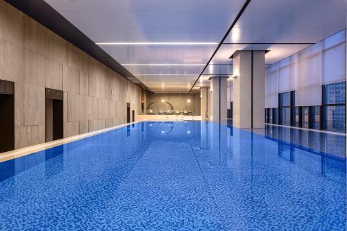 郑州郑州高新皇冠假日酒店的大楼内的大型游泳池