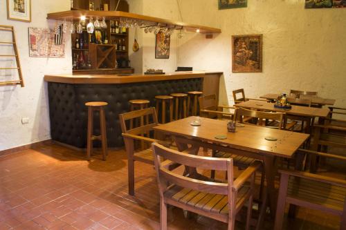 阿雷基帕努埃瓦西班牙旅馆的一间带木桌椅的餐厅和一间酒吧