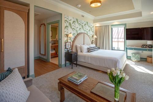 查尔斯顿The Palmetto Hotel, Charleston的一间卧室设有一张床和一间客厅。