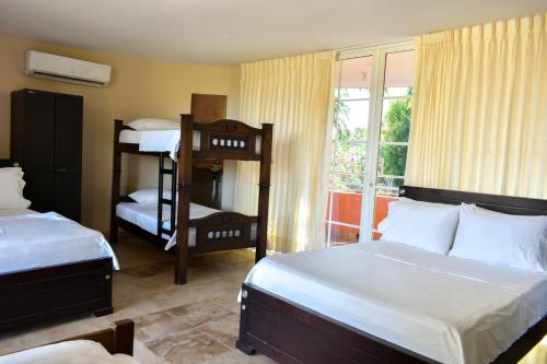 巴耶杜帕尔Hotel Campestre Villa Ocha的一间卧室设有两张双层床和一扇窗户。